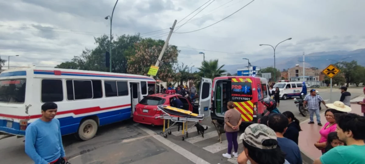 Minibús del transporte público chocó contra una vagoneta, dejó cuatro heridos